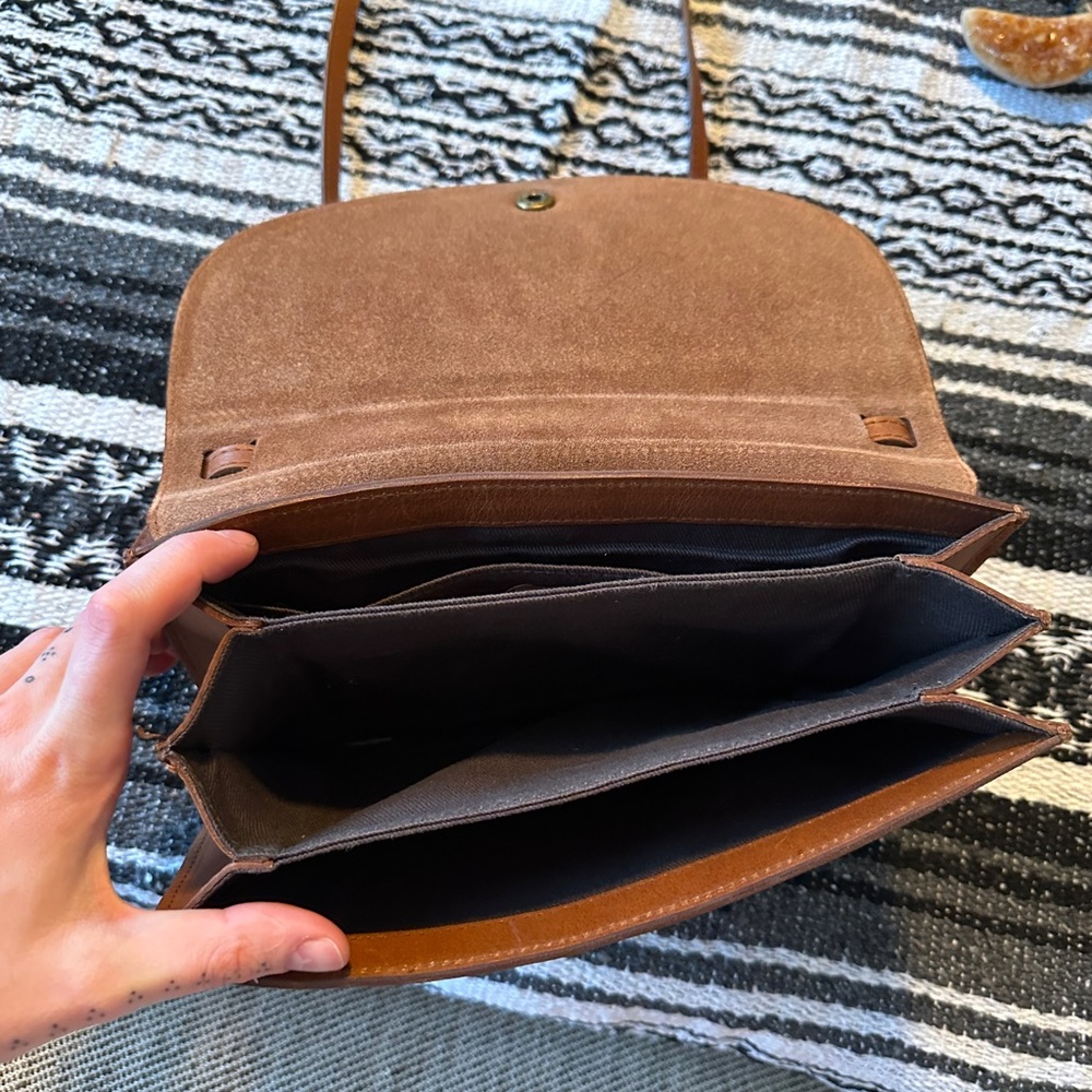 The Slim Convertible Leather Shoulder Bag - J8800 - Picture 4 of 6